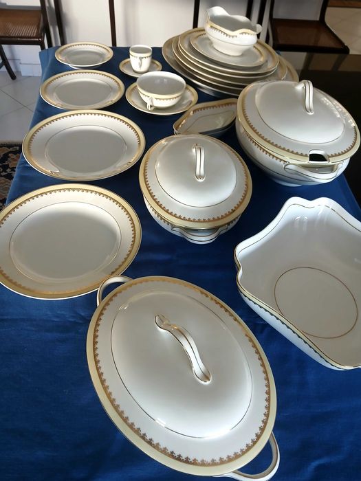 Magnífico Serviço Vista Alegre Antigo (1924-1947) – Porcelana Rendilhada a Ouro (76 peças)