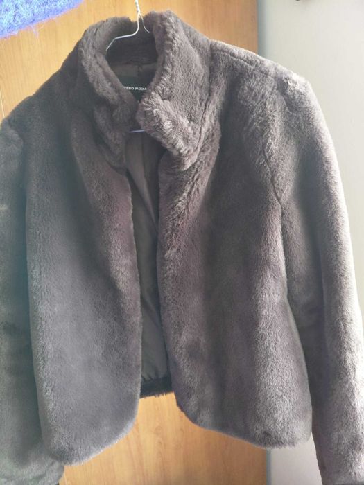 Casaco super elegante e fofinho para o inverno! Muito boas condições!