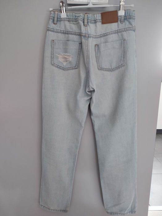 Jeansy Sinsay z przetarciami