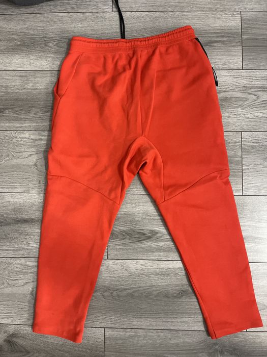 Червоні штани Nike