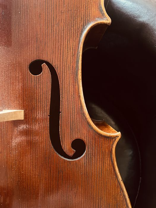 Violoncelo construido à mão.