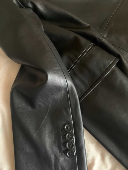 чорний кожаний плащ