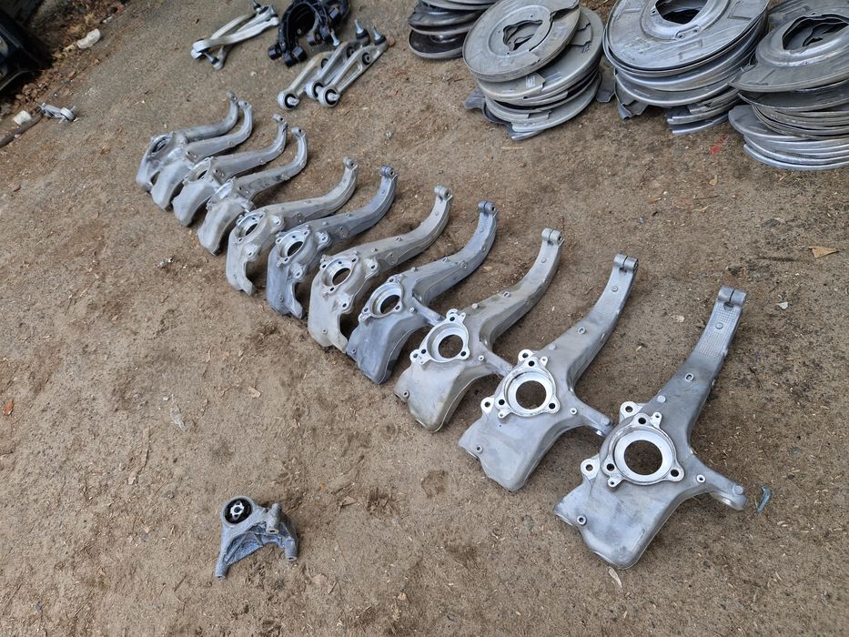 Цапфа передняя Tesla Model Y оригинал разборка Поворотный кулак