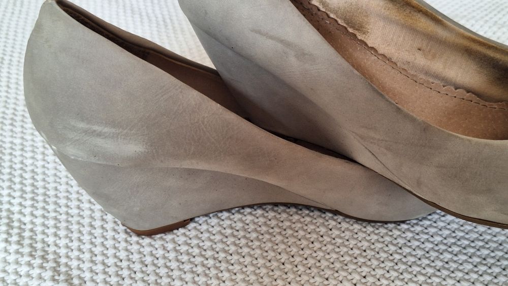 Beżowe buty na koturnie rozm.39