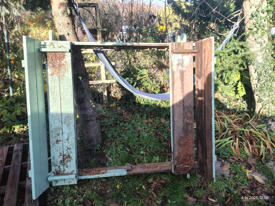 Piaskownica o kolorze niebieskim z siedzeniami