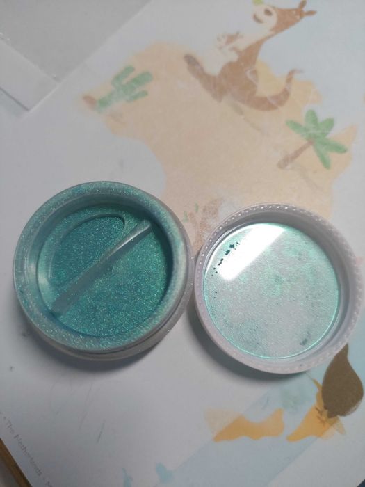 Cień Lily koło Pixie sparkle