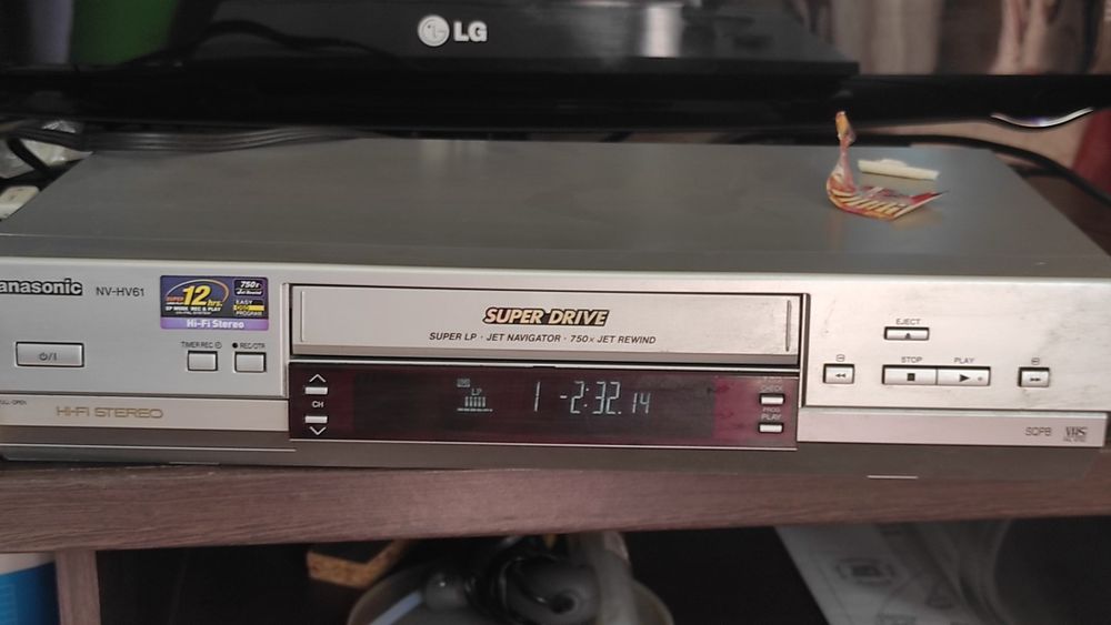 Видеомагнитофон кассетный Panasonic  NV-HV61ee