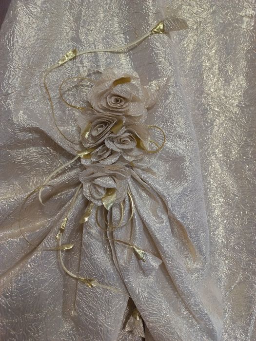 Сукня  з парчі .