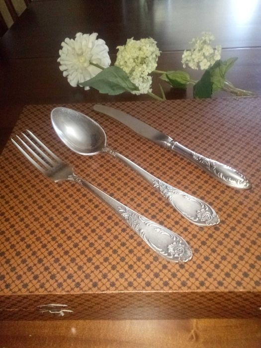 Столовые приборы из мельхиора. 18 предметов.