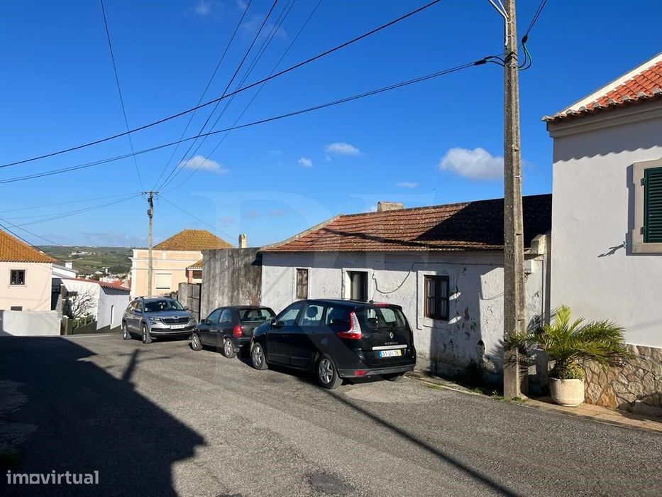 Moradia T3 com projeto aprovado e vista mar na Areia Branca