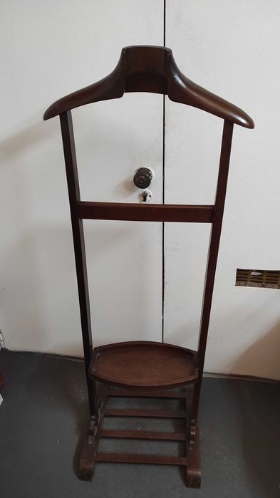 Cabide de Pé Antigo em Madeira – Estilo Clássico, Ótimo Estado