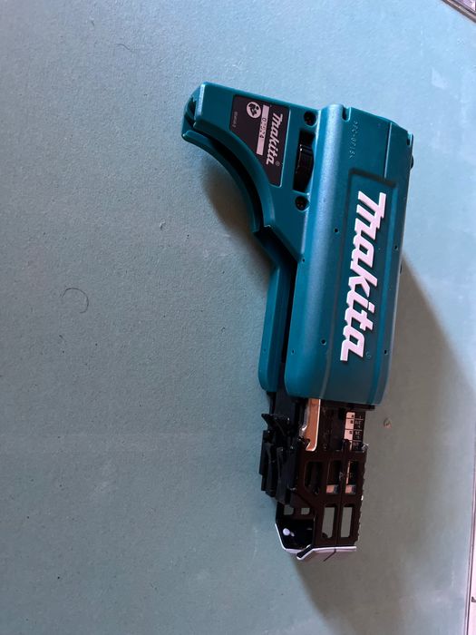 Pente autoalimentado makita