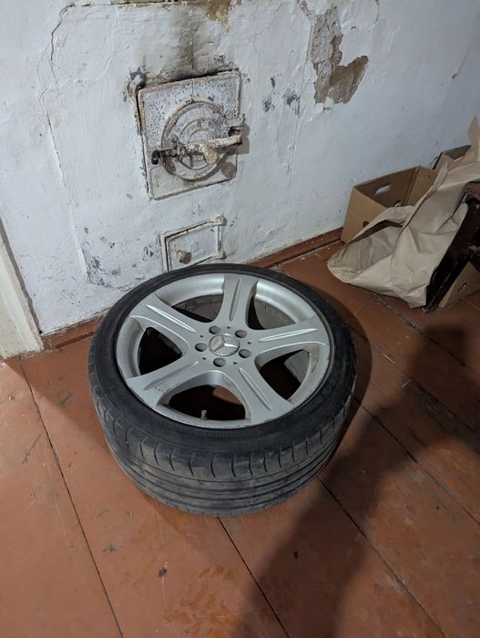 Разноширокие диски Mercedes R18 с резиной