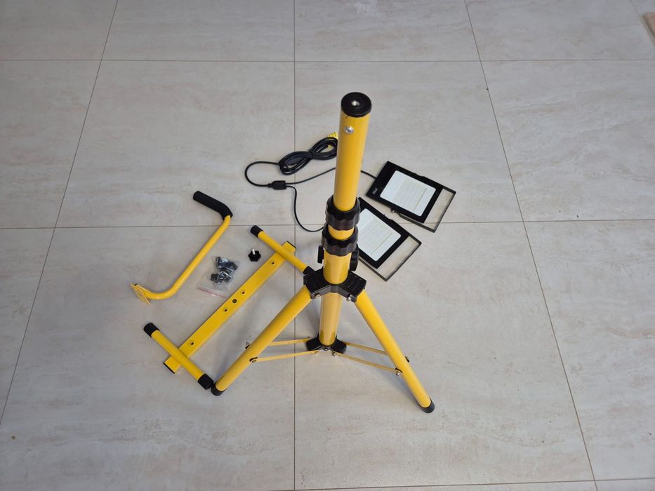 Opis produktu: Stojak z dwoma lampami LED roboczymi