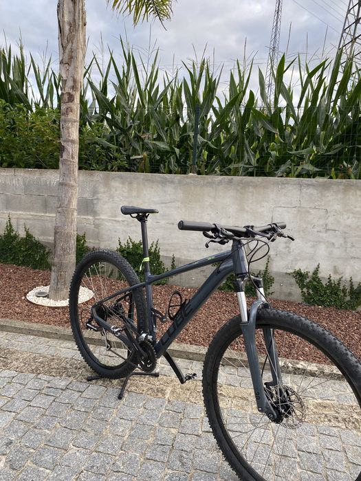 Bicicleta CUBE.   .