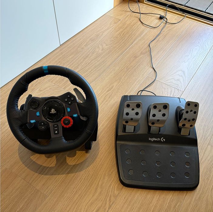 Volante Logitech G29 Driving Force + Pedais (PS4/PS5/PC)
