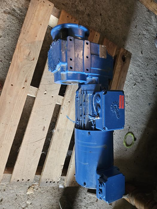 Przekładnia kątowa z silnikiem reduktor