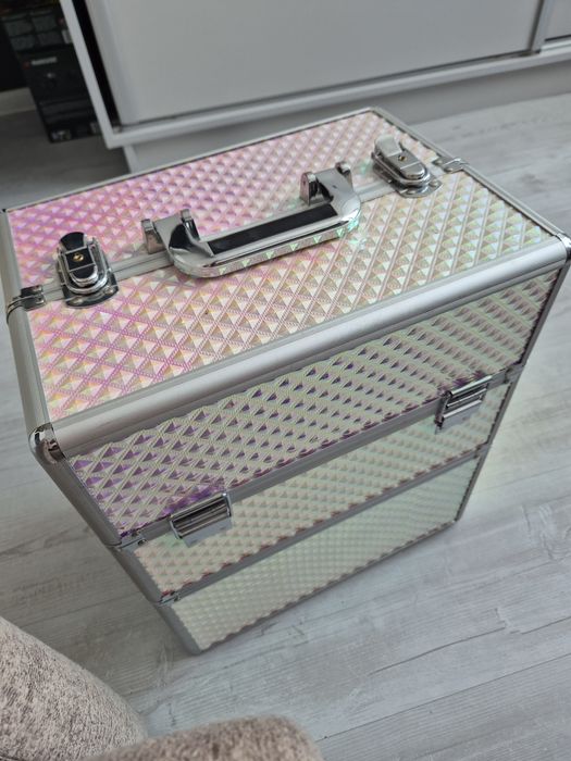 Sprzedam walizke kosmetyczną