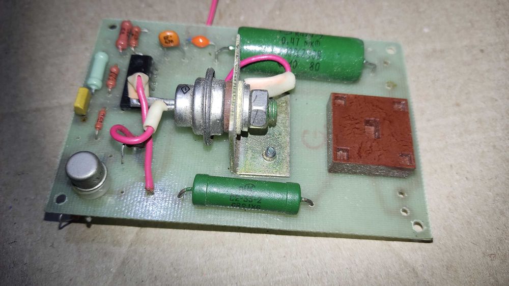 Плата управления с радиодеталями  Тиристор КУ202