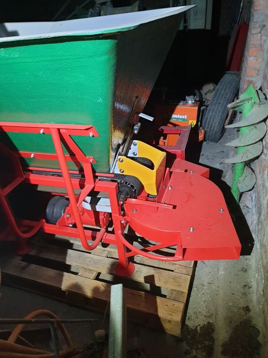 Rozsiewacz nawozów, wapna, sadowniczy - Motyl 400