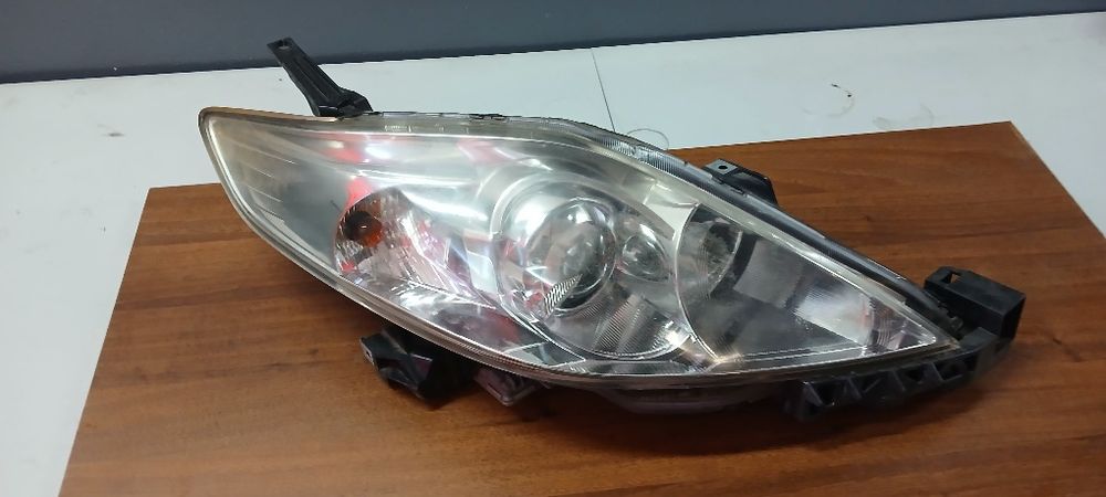 Sprzedam lampy przednie Mazda 5 2005 xenon