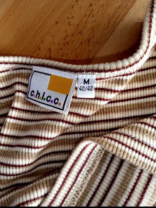 Bluzka na grubych ramiączkach z prążkowanego materiału w paski złote