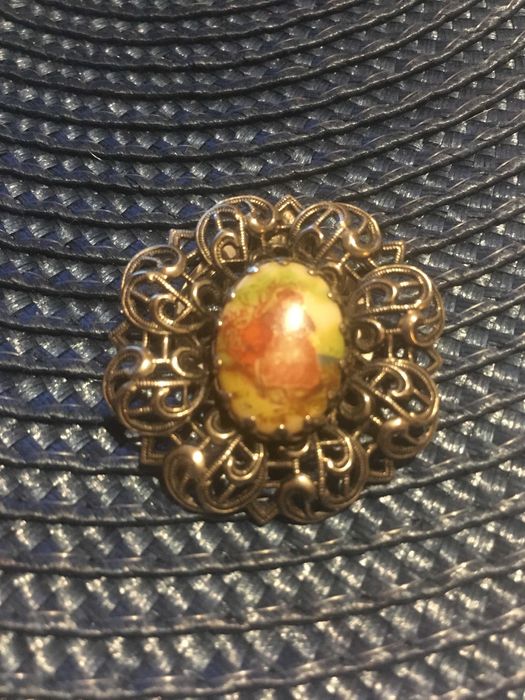 Broszka porcelanowa Sasa