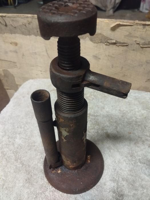 PRL zabytkowy podnośnik lewarek śrubowy