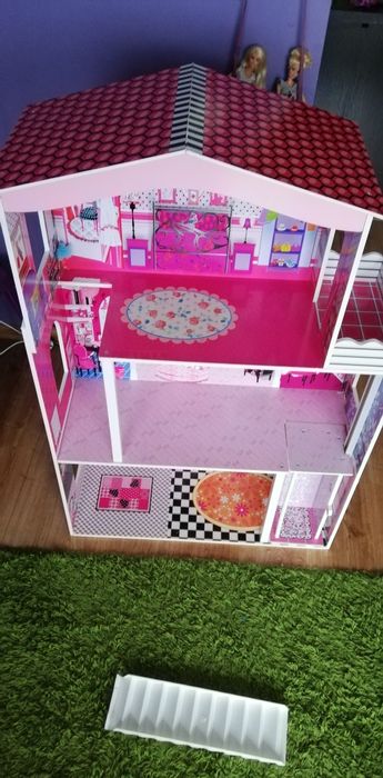 Duży drewniany domek dla lalek