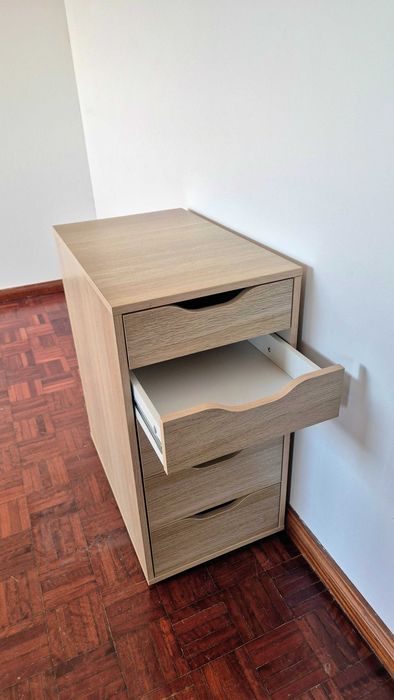 Móvel com gavetas IKEA Alex madeira