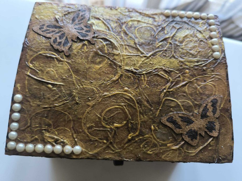 caixa de madeira pintada à mão