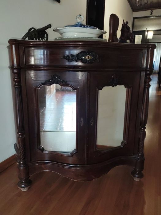 Armário antigo com portas espelho