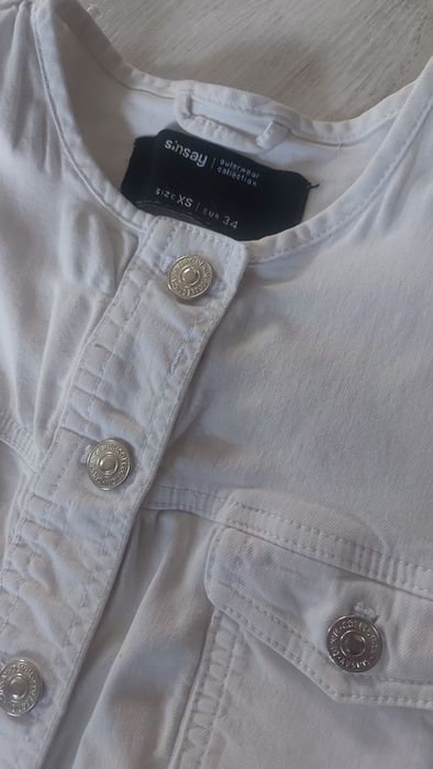 Narzutka kurteczka ślubna biała sinsay jeans aplikacja bolerko marynar