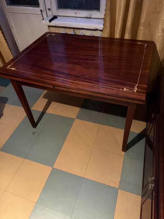 Срочно отдам бесплатно диван кресла шкаф  стол