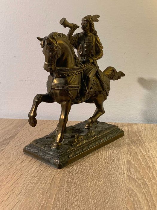 mosiężna figura statuetk rzeźba jeżdźca na koniu, antyk vintage