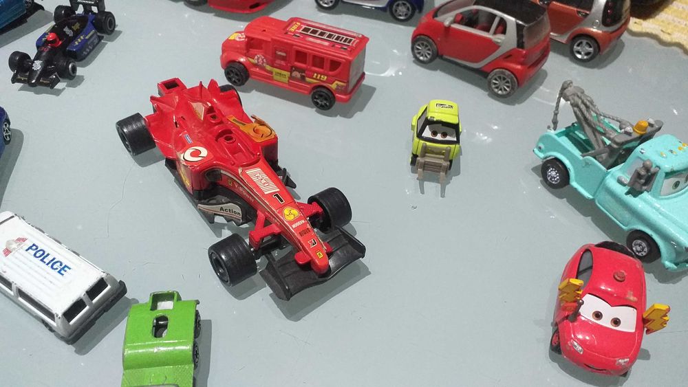 Lote de 54 carrinhos e 1 comboio em ferro