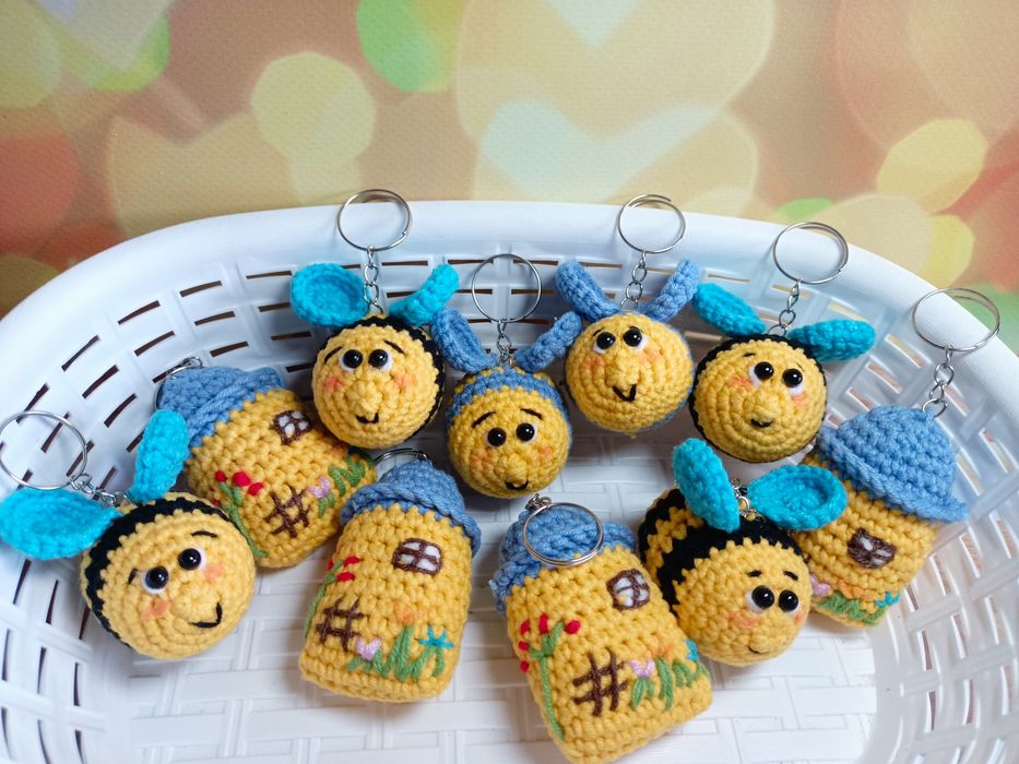 В'язана бджілка, хатинка Брелок патріотичний Українські сувеніри