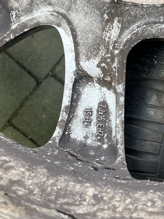 Oryginalne felgi BMW 16” + opony zimowe Pirelli RunFlat 205/55 R16 – komplet 4 szt.