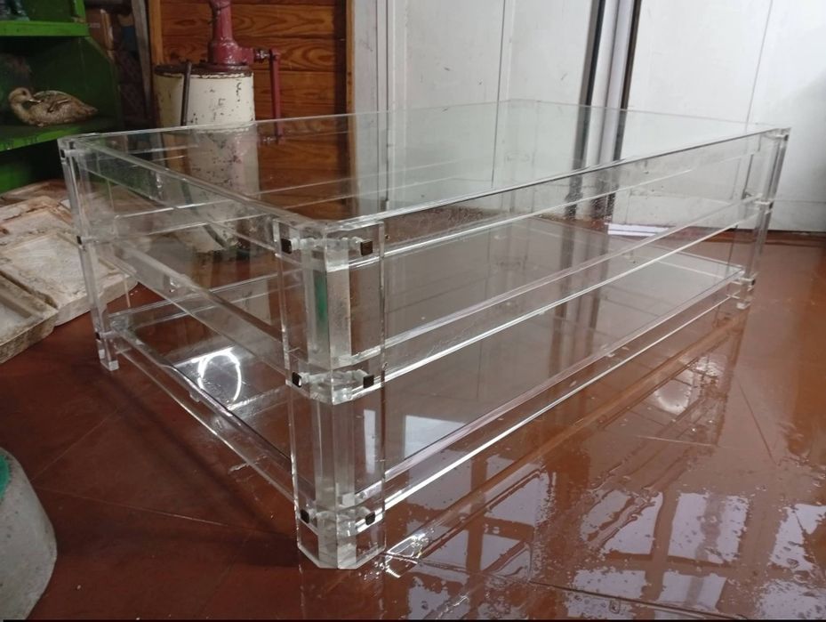 Mesa de centro em acrílico e vidro