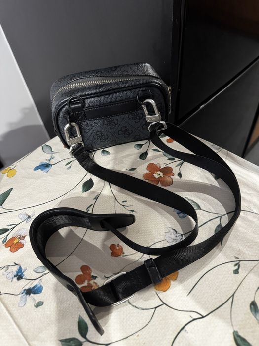 GUESS Vezzola czarna saszetka nerka crossbody