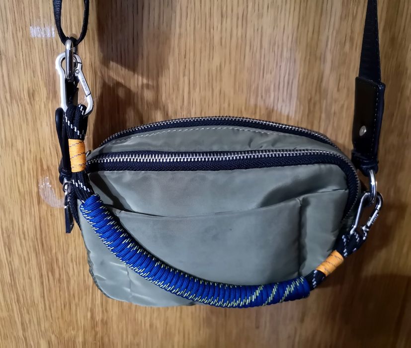 Mala de mulher. Parfois. Como nova.  Cordão azul removível.