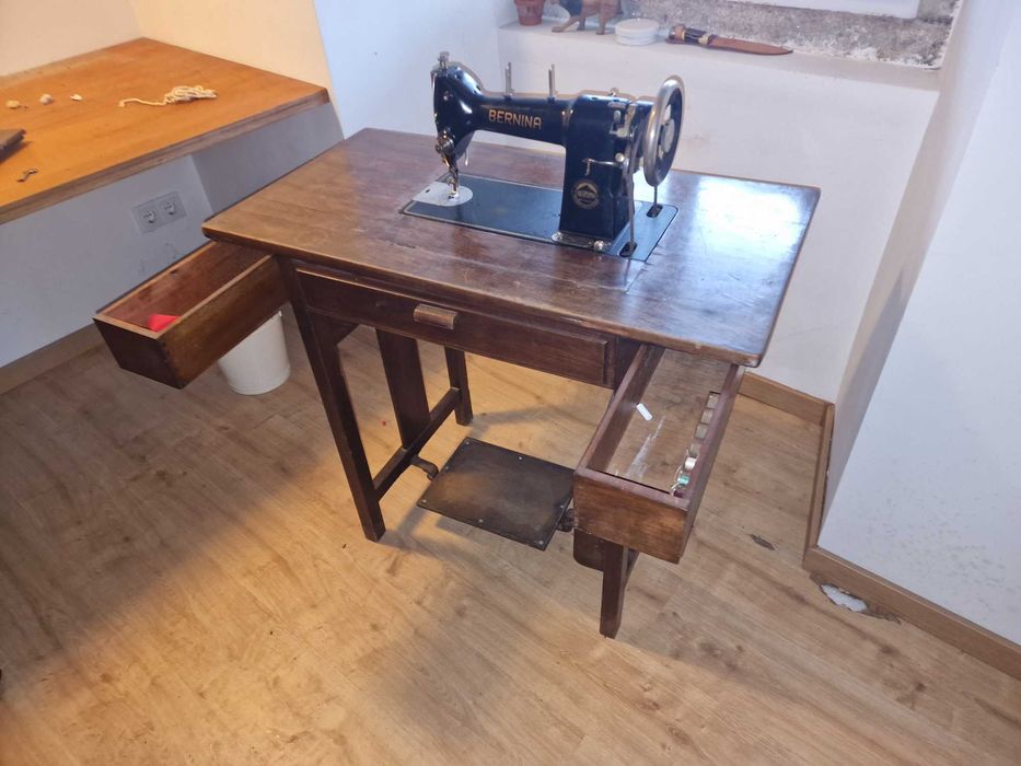 Máquina de Costura Bernina com Móvel/Armário