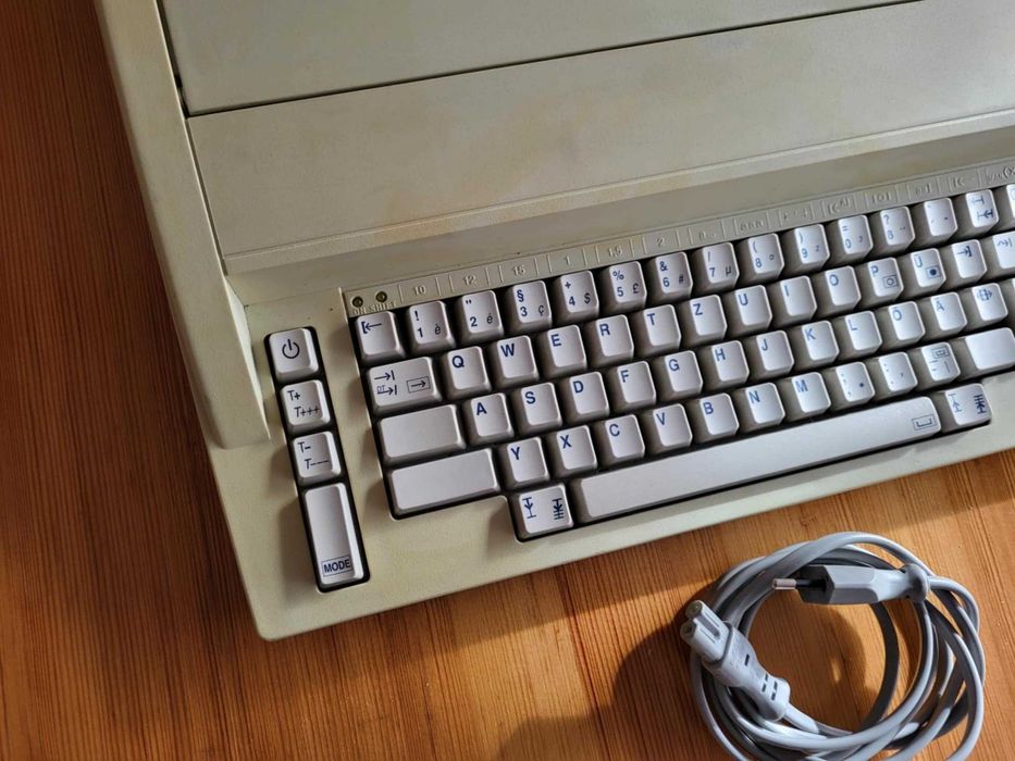 Elektroniczna maszyna do pisania "privileg electronic 1900"