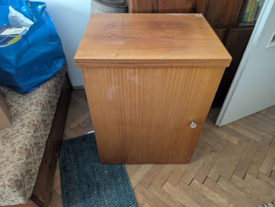 Stara zabudowana maszyna do szycia SINGER, mebel