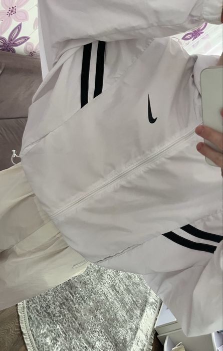 Ветрівка Nike жіноча