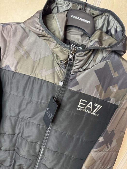 Куртка вітровка Armani EA7. Розмір S