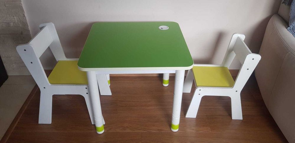 Stolik dla dzieci regulowany plus 2 krzesełka