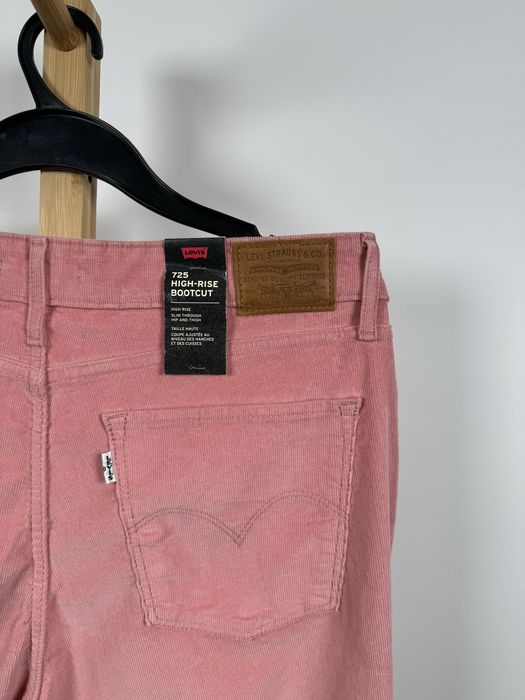 Levi’s 725 nowe z metką damskie spodnie sztruksowe różowe sztruksy dzwony W32 L32