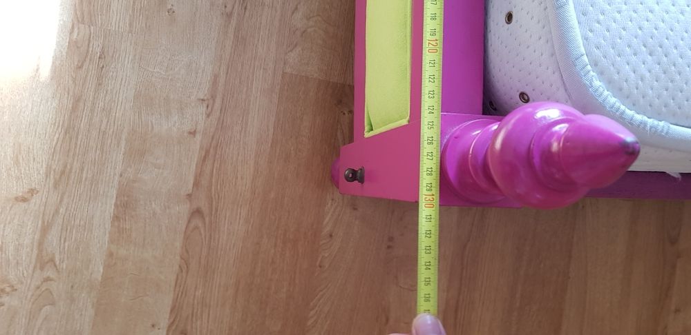 Cama com colchão e estrado.