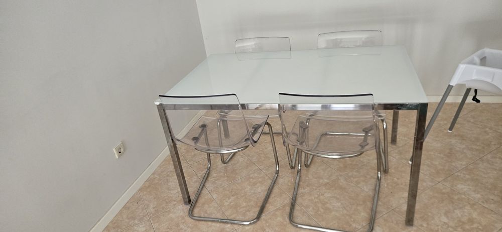 Mesa e 4 cadeiras